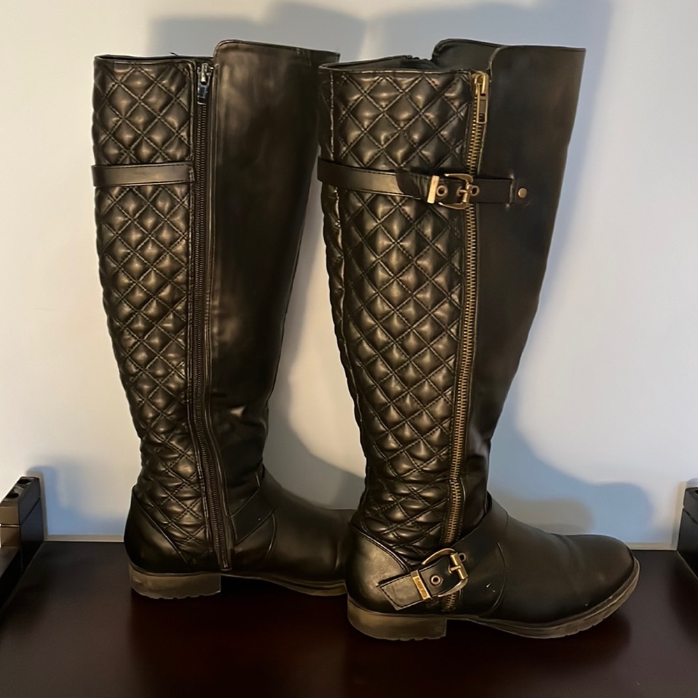 Knee-high black boot with gold zipper & buckle detailing